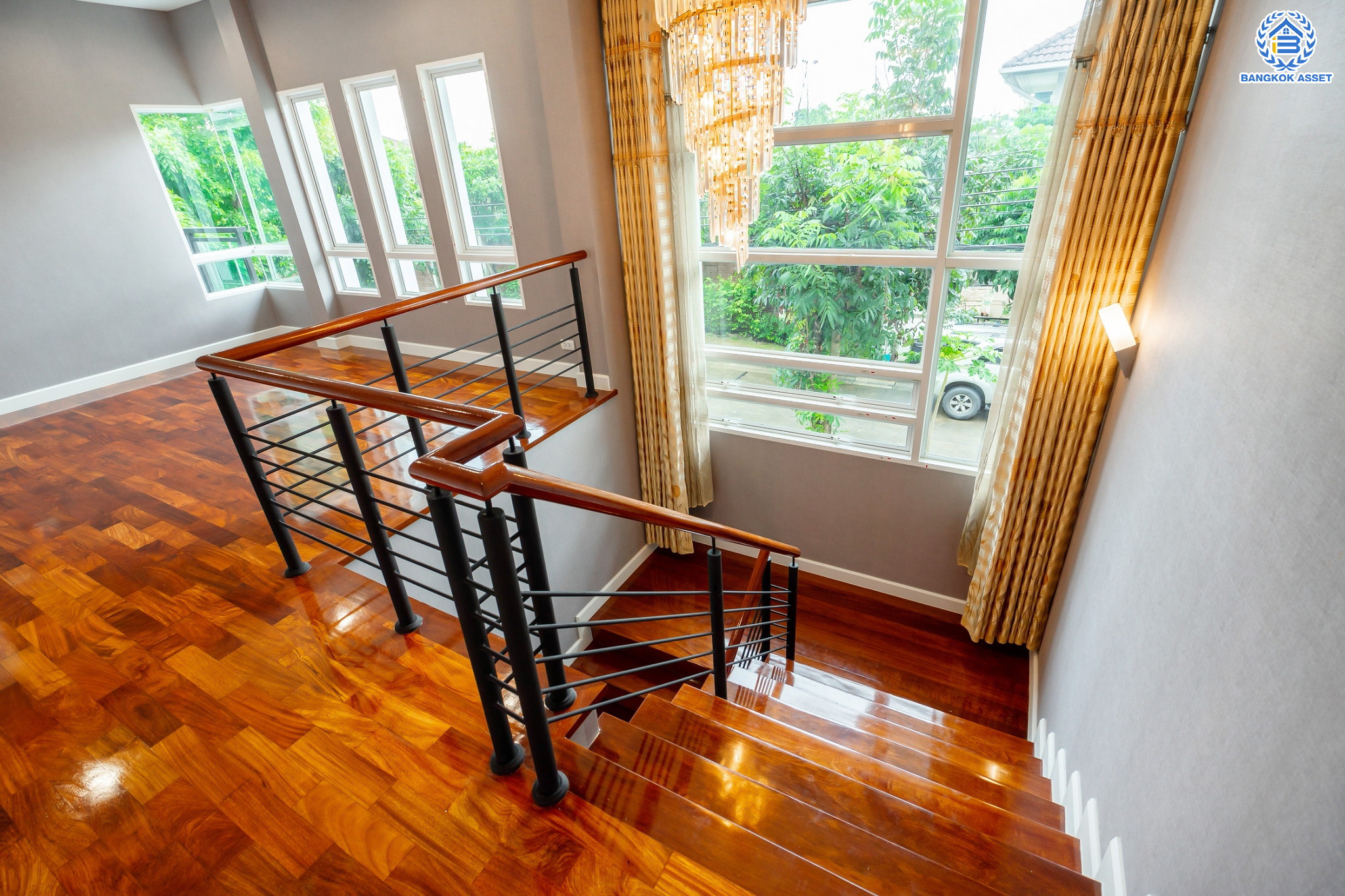 บ้านมือสองตกแต่งใหม่ แบรนด์สุดหรูจาก SC ASSET ม.บางกอกบูเลอวาร์ด สาทร-ปิ่นเกล้า ถนนเมน เนื้อที่ 72.7 ตร.ว. กว้างขวางบนพื้นที่ใช้สอยกว่า 311 ตร.ม. ฟังก์ชันจัดเต็ม 4 ห้องนอน 4 ห้องน้ำ (ห้องนอนทุกห้องมีห้องน้ำในตัว) จอดรถได้ 3 คัน บนทำเลใจกลางราชพฤกษ์ ใกล้ทางด่วน "ศรีรัช" พร้อมเชื่อมสู่สาทร-ปิ่นเกล้า ได้อย่างรวดเร็ว